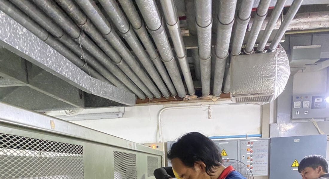 งานติดตั้งสายพานป้อนผ้า NICHOLINE และเทปพันลูกกลิ้ง VERTEX สำหรับเครื่องรีดผ้าแบบกระทะ UNI IRONER - 23