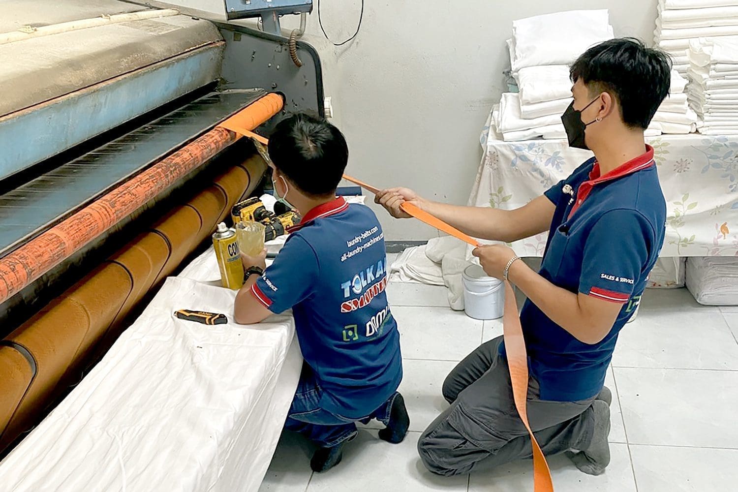 งานติดตั้งเทปพันลูกกลิ้ง VERTEX สำหรับเครื่องรีดผ้าและเครื่องพับผ้า