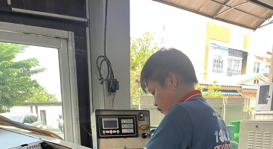 66110101 - งานติดตั้ง สายพานป้อนผ้า NICHOLINE เทปพันลูกกลิ้ง เครื่องรีดผ้า GIRBAU - 12